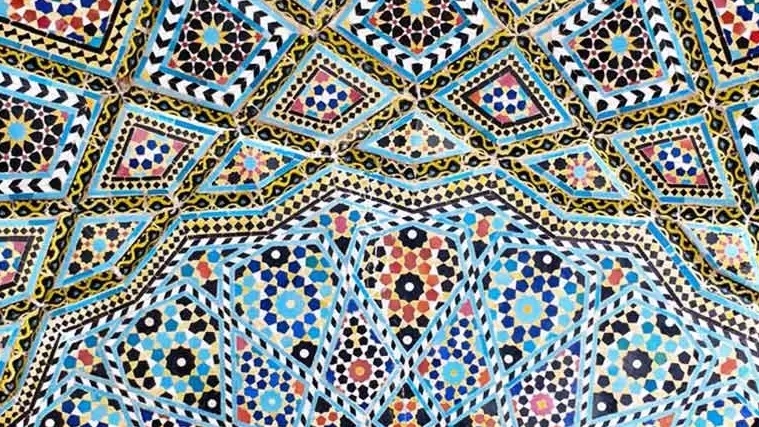 هنر کاشی معرق و هفت‌رنگ در طراحی نماهای مذهبی و سنتی قم